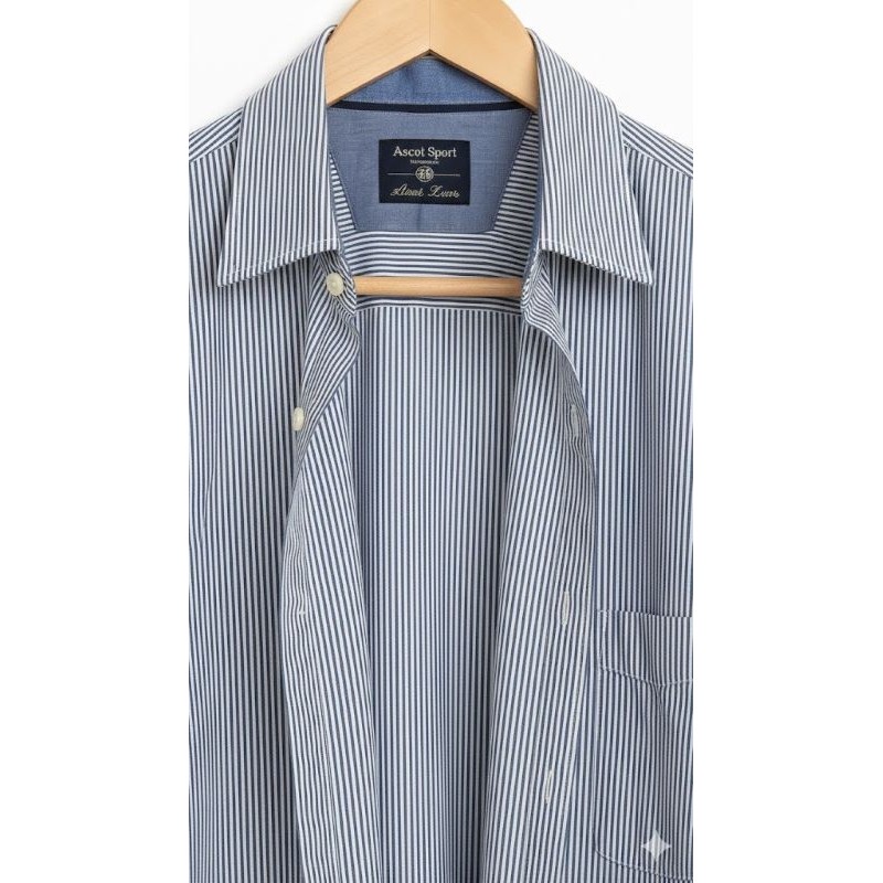 Particolare colletto button-down e finiture interne azzurre.