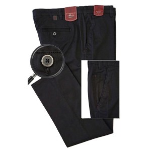 Dettaglio tasca a filo e tessuto elasticizzato del pantalone calibrato Sea Barrier nero.